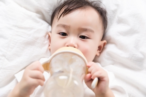 母乳喂養(yǎng)的寶寶，需不需要喂水？